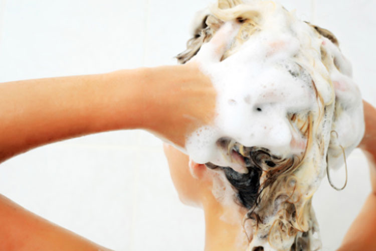 वहीं बालों की देखभाल करने के लिए हमेशा बालों को हमेशा ठंडे और साफ पानी से धोएं।